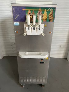 Promag (Carpigiani Tre B/p) 2 druhy + mix, hodinová produkce 32 kg zmrzliny, chlazený vodou - Stroje na výrobu zmrzliny - bazar