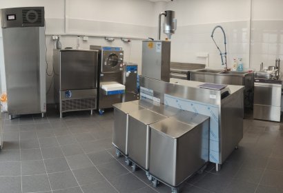 Cukrárna Diam Stupava -vybavení strojů na výrobu zmrzliny a prodejních vitrín ISA - vybavení pro cukrárny