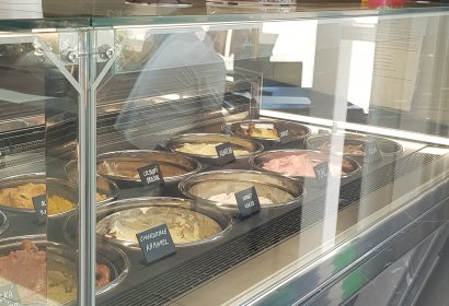 PB Cafe & Restaurant dodávka zmrzlinové výrobny a prodejní zmrzlinové vitríny - vybavení pro cukrárny